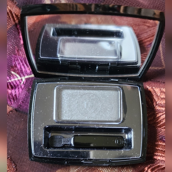 Chanel Ombre Essentielle soft touch eyeshadow 61 Silvery - Picture 2 of 5